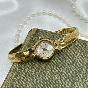 Dainty Vintage Gold Dulux 17 Rubis Wind Up Watch